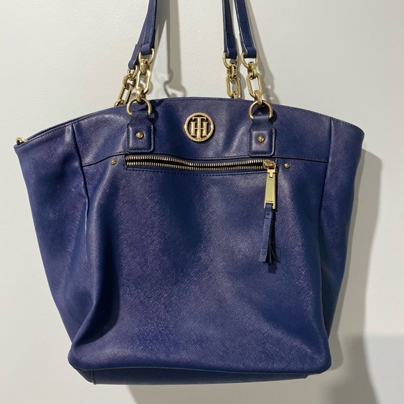 Tommy Hilfiger Handbags - Gently used Tommy Hilfiger medium-size handbag. In good condition.